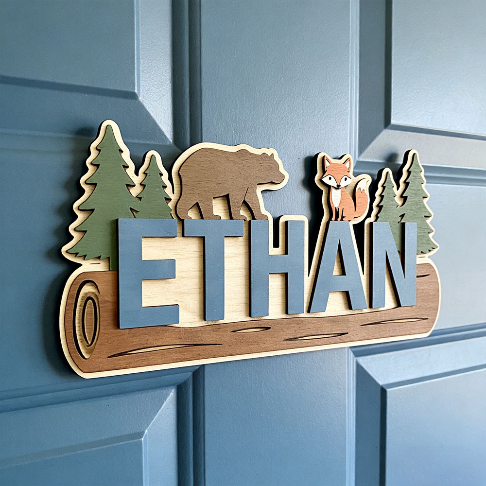 Baby Nursery Wall Decor - 森の動物たちの名前入り木製サイン、カスタムメイドのクマ、キツネ、松の木、丸太の飾り板、25cm、子供部屋のドアや壁の装飾、誕生日プレゼント