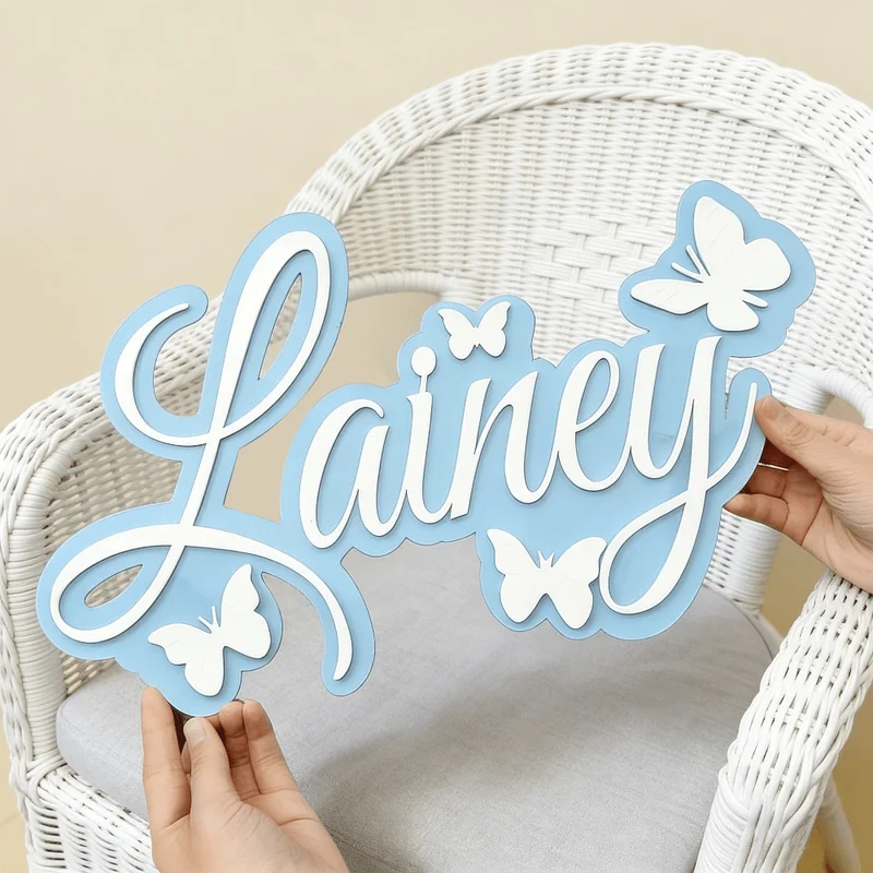 Baby Nursery Wall Decor - パーソナライズされた赤ちゃんの名前プレート、白い蝶の青いデザイン、子供部屋用のミニマルな壁飾り