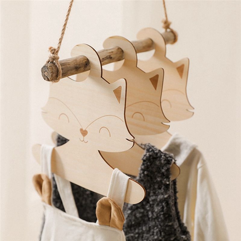 [N84R] ベビー服ハンガー - 保育園用木製ベビーハンガ - Baby Nursery Hangers のレビューと価格