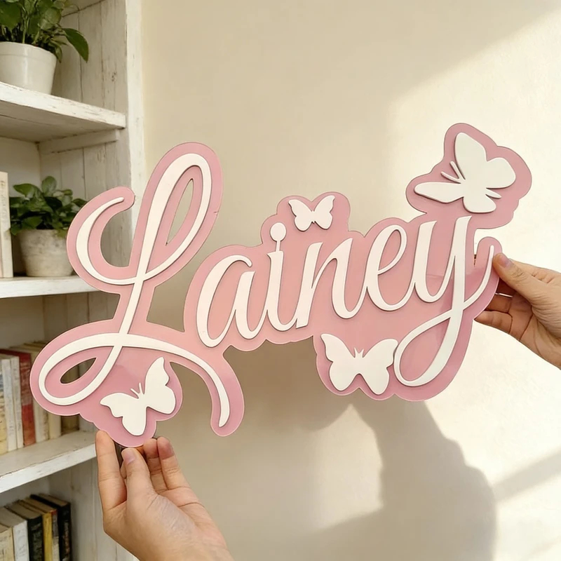 パーソナライズされた赤ちゃんの名前プレート、白い蝶の青いデザ - Baby Nursery Wall Decor のレビューと価格